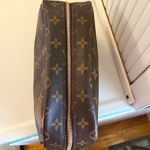 Louie Vuitton Toiletry Travel bag 25 - Picture 5 of 11
